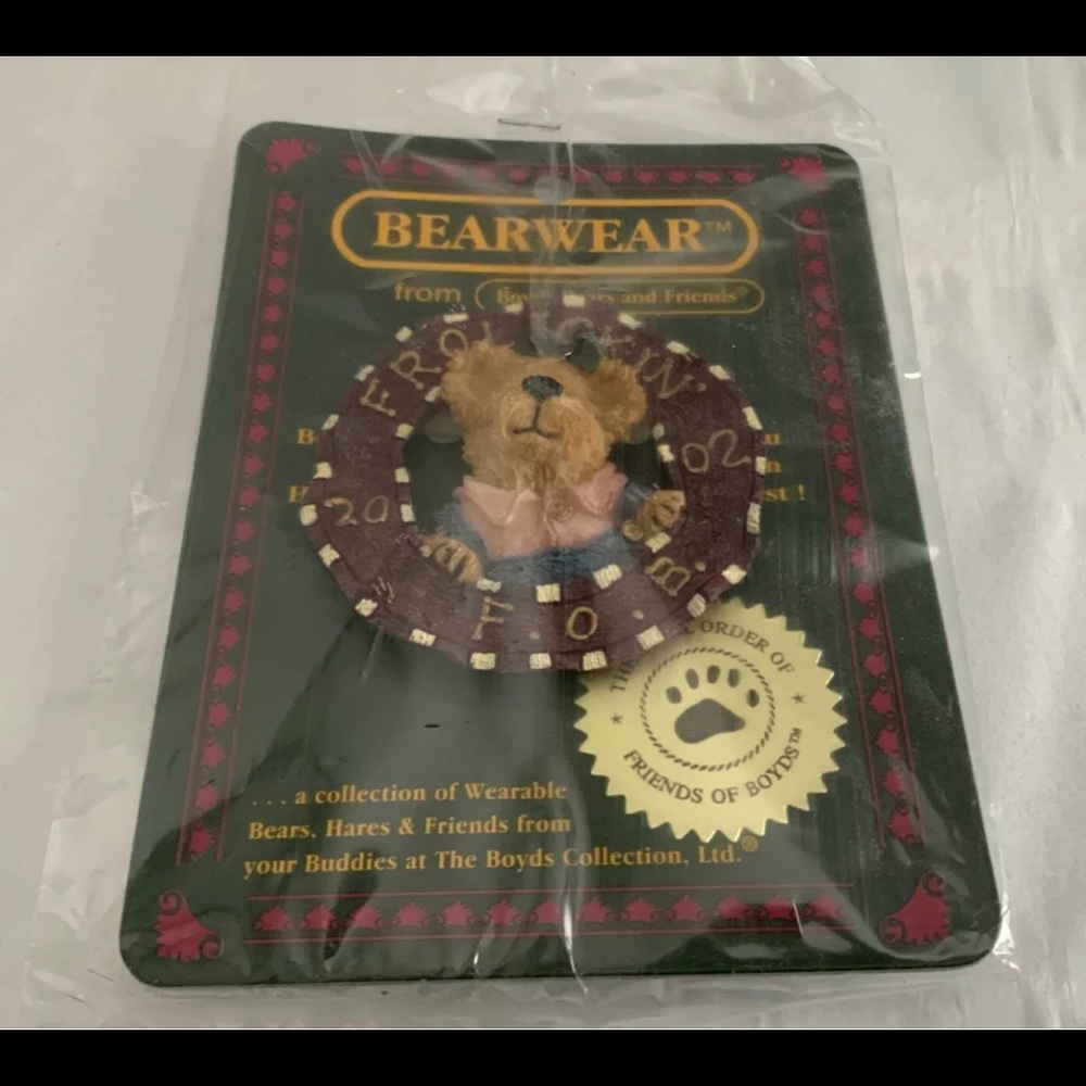 Bear Wear 2002 Boyds Bears & Friends Pin Molly B. Berriweather